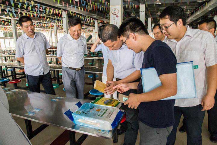 省爱卫会领导来我校检查指导工作