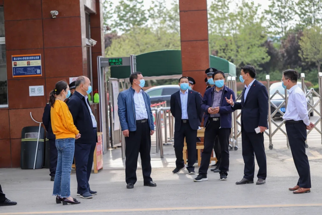 市教体局基础教研室领导莅临淮阳羲城中学检查开学准备工作