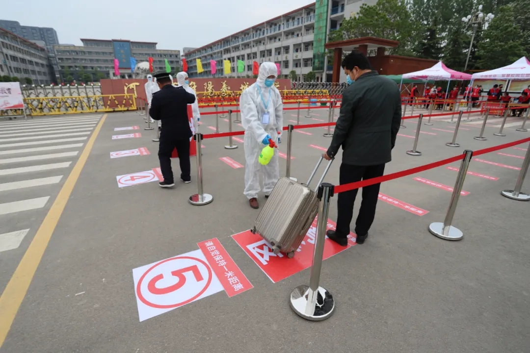 羲城中学开展春季开学疫情防控演练，严把复学入校第一关