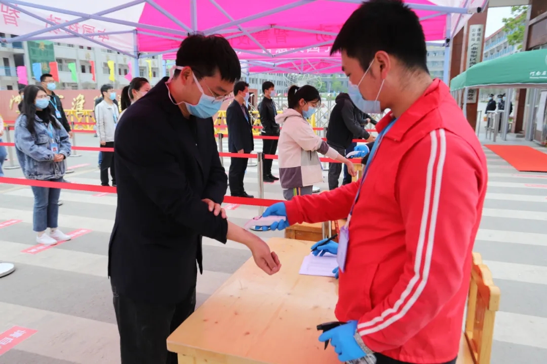 羲城中学开展春季开学疫情防控演练，严把复学入校第一关
