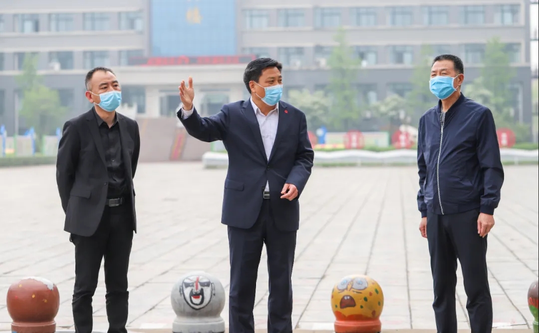 淮阳区副区长王汝凌莅临羲城中学督导初三开学疫情防控准备工作