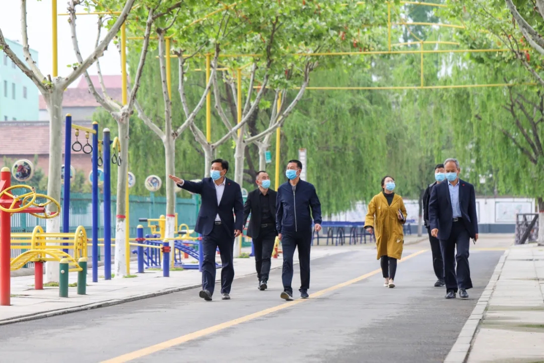 淮阳区副区长王汝凌莅临羲城中学督导初三开学疫情防控准备工作