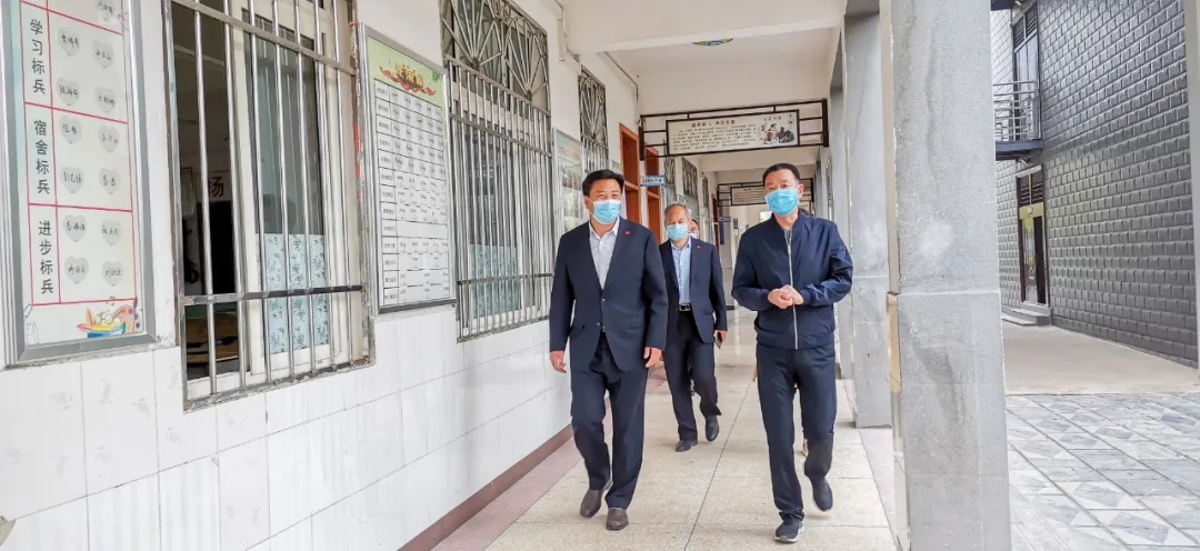 淮阳区副区长王汝凌莅临羲城中学督导初三开学疫情防控准备工作