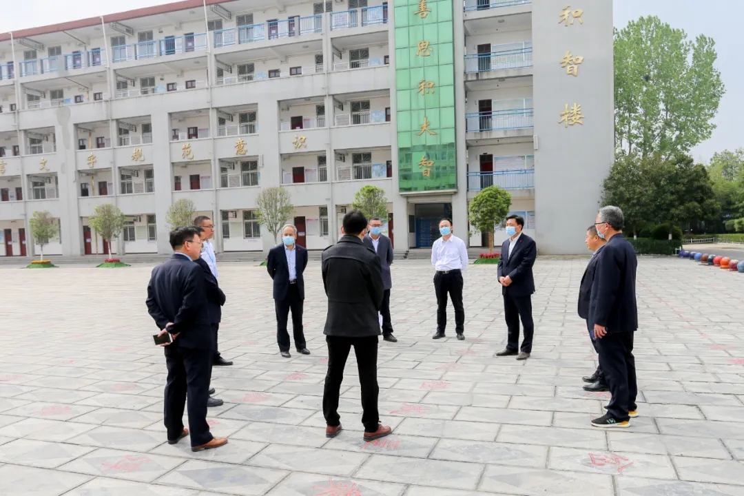 淮阳区副区长王汝凌莅临羲城中学督导初三开学疫情防控准备工作
