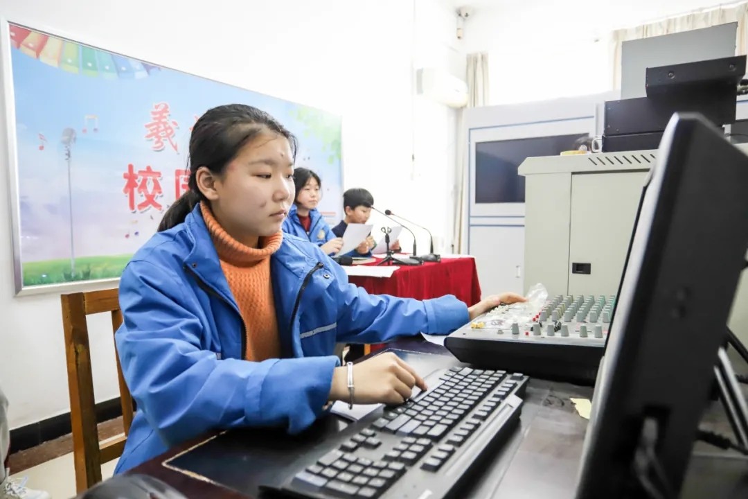 缅怀革命先烈 传承红色基因
